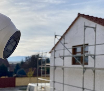 Rozlišení 4MP, mikrofon, záběr 102°, na montážním podstavci