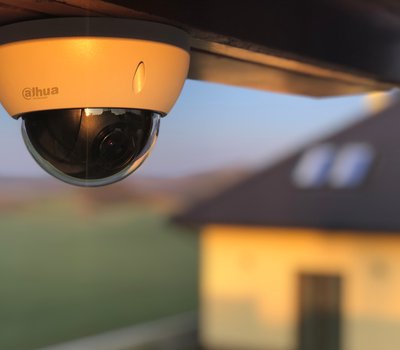Instalace IP kamerového systému v bytovém domě, otočné kamery s optickým přiblížením