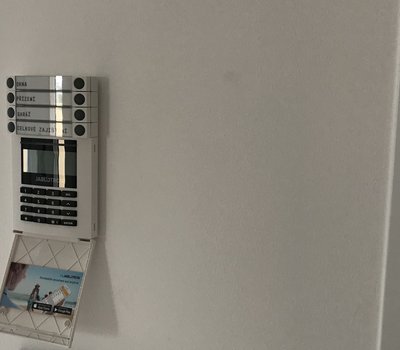 bezdrátová  klávesnice s intuitivním ovládáním rozdělená do sekcí